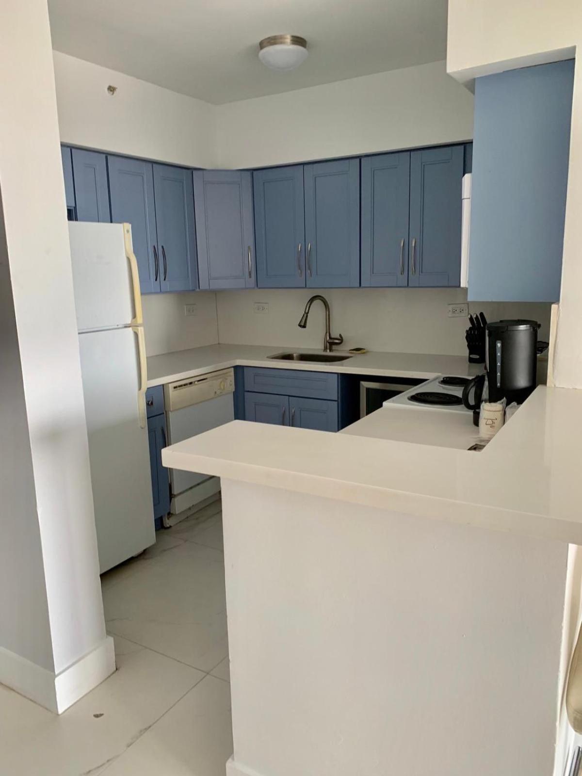 Modern One Bedroom Apartment *